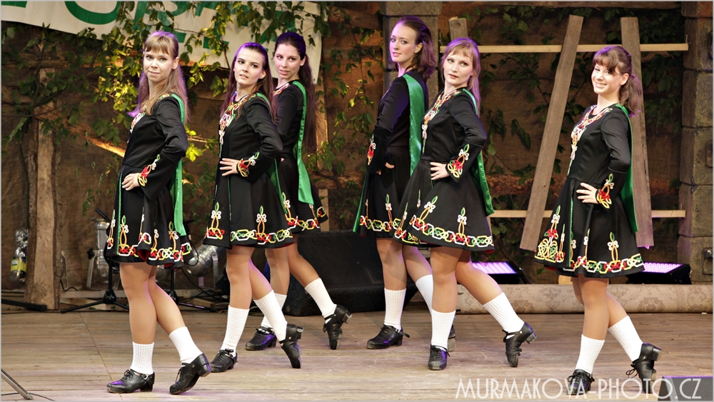 Juvajs a tanečnice