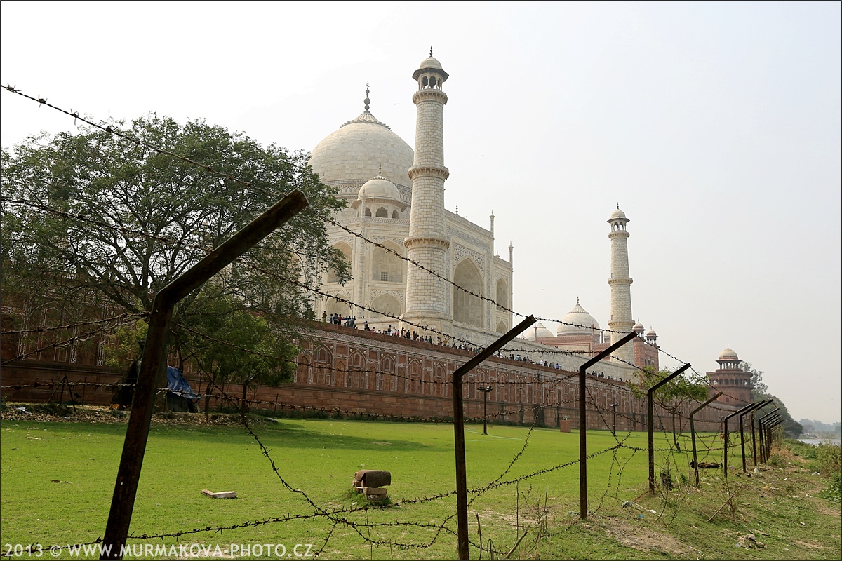 Taj Mahal - za plotem, od řeky
